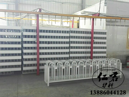 铁东区：修正护栏除危险 看护居民出行安全